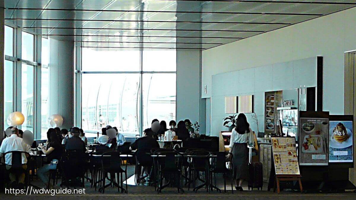 羽田空港第二ターミナルにある飛行機が見えるカフェ「アミーチデルテ」