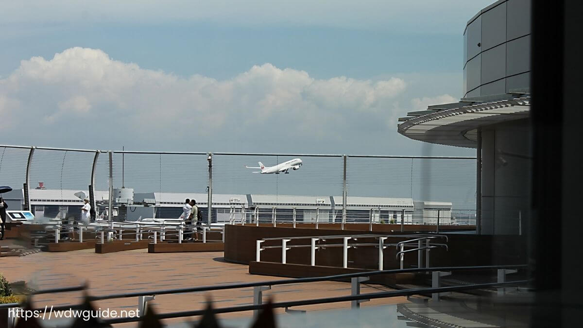 羽田空港第3ターミナルの「エクスパーサ カフェ 羽田」から見た風景