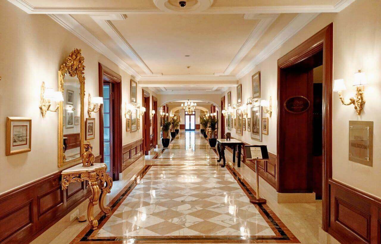 高級ホテルの廊下