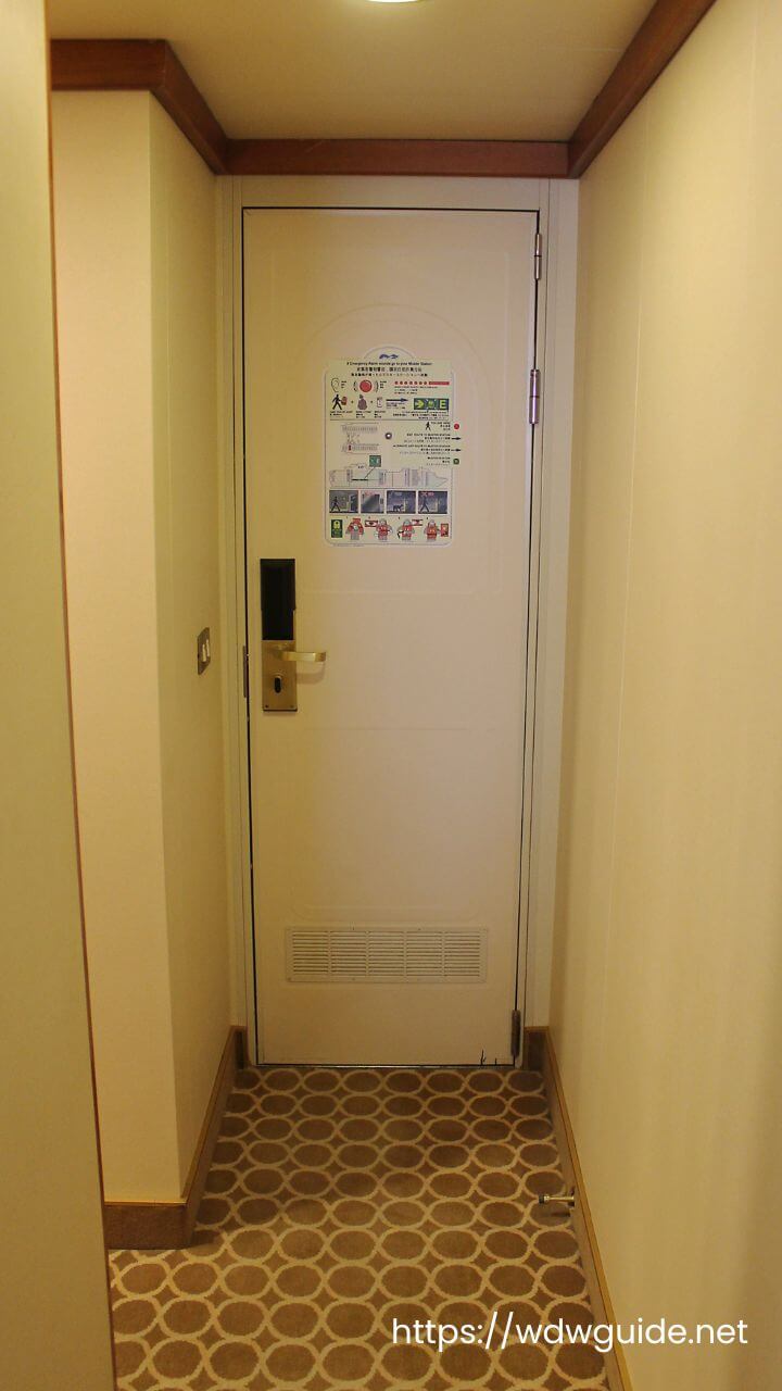 ダイヤモンドプリンセスの客室のドア