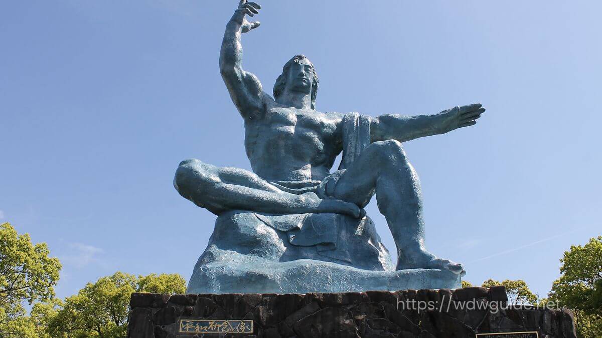 長崎の平和公園の平和祈念像