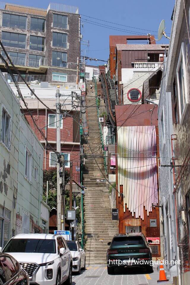 釜山の168階段を下から見たところ