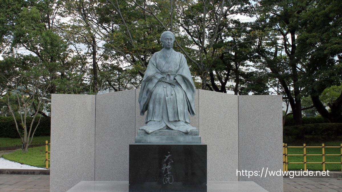 鶴丸城本丸跡地にある天璋院篤姫の像
