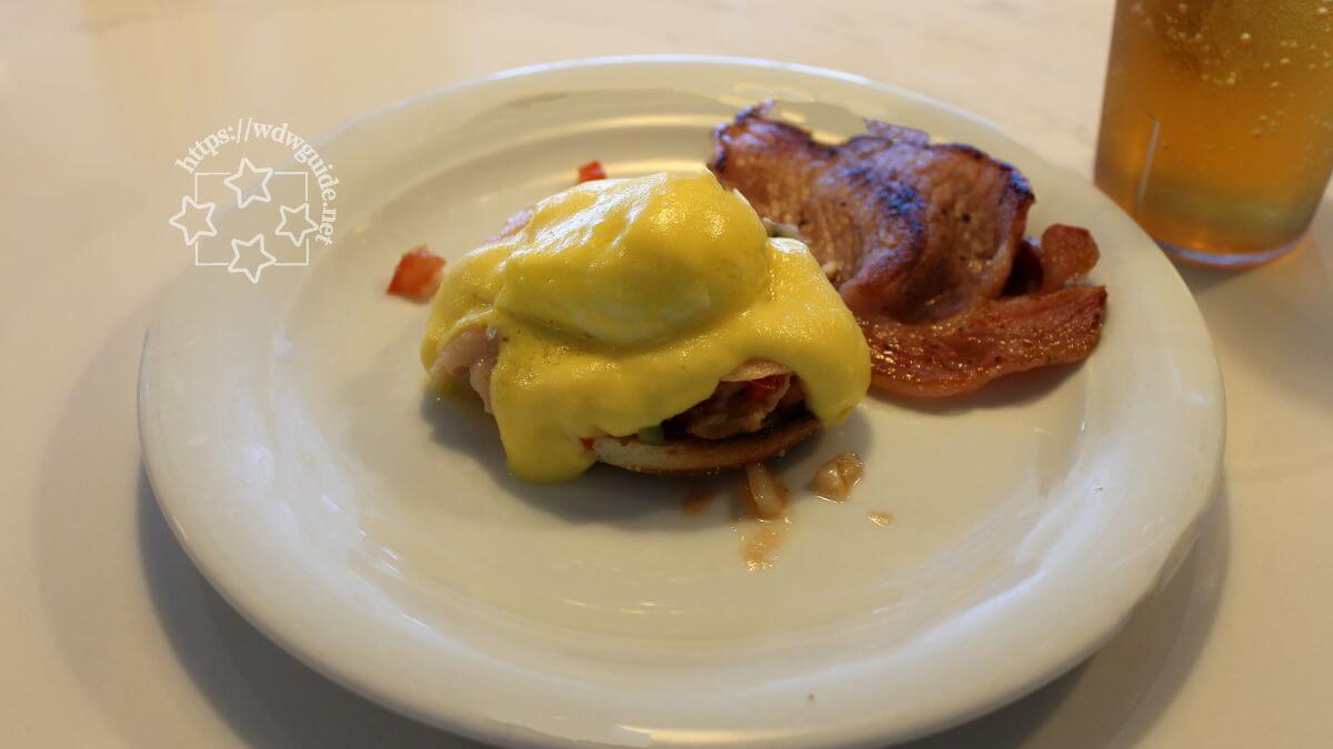 オーシャンビューカフェの朝食時のエッグベネディクト