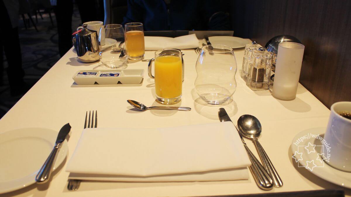 セレブリティミレニアムのメトロポリタンの朝食のテーブルセッティング