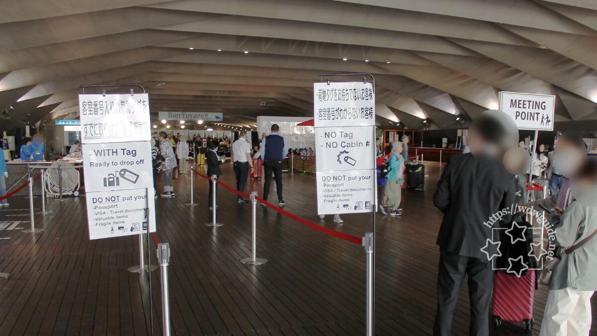 横浜港大さん橋国際客船ターミナル（大桟橋）の荷物預け看板
