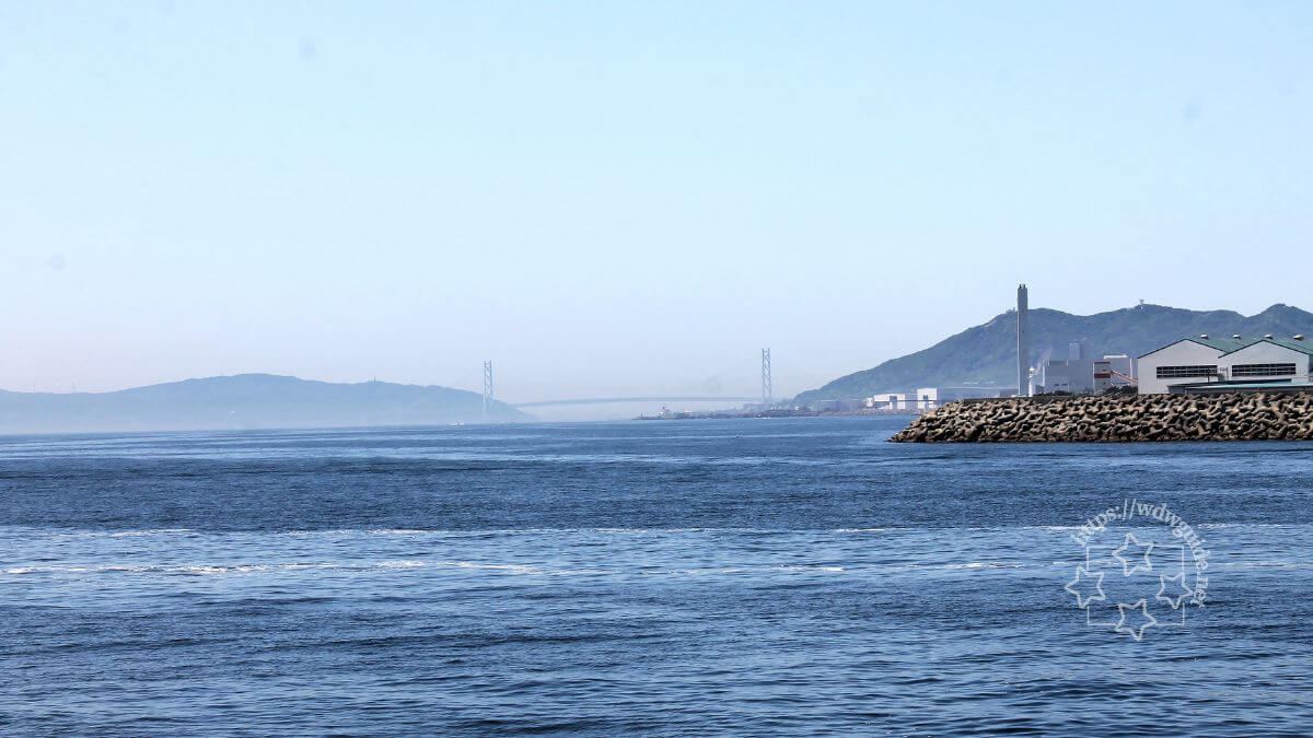 神戸港クルーズ船から見た明石海峡大橋