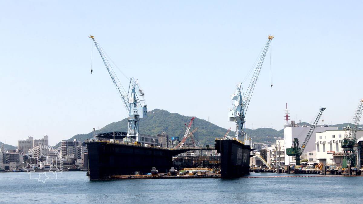 神戸港クルーズ船から見た川崎重工神戸工場