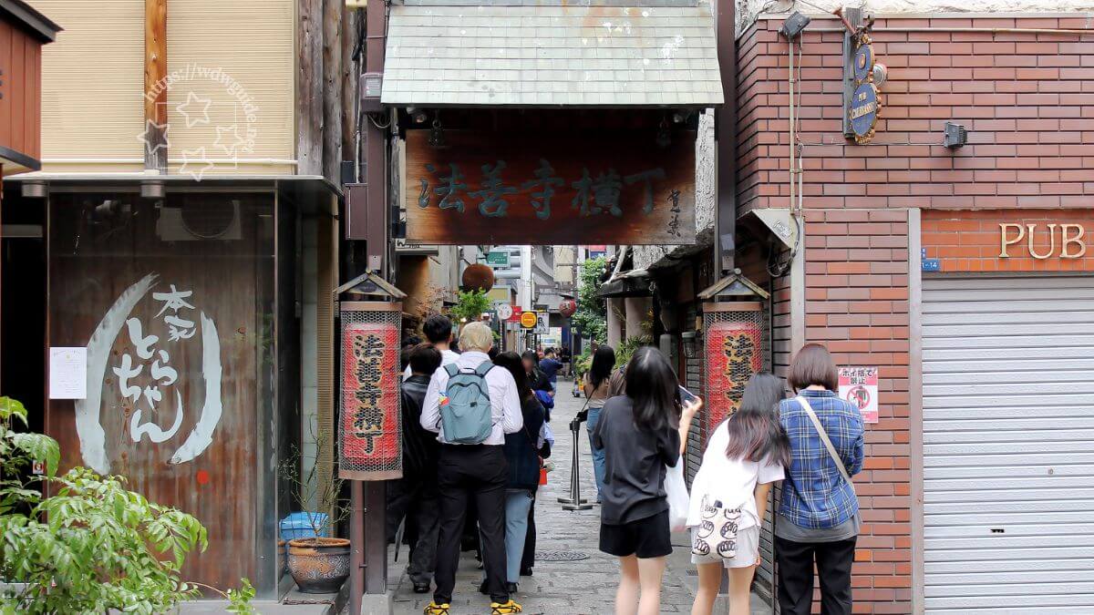 大阪・法善寺横丁の入り口