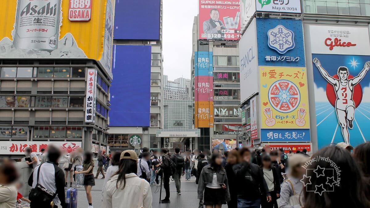 大阪・なんばの戎橋の上