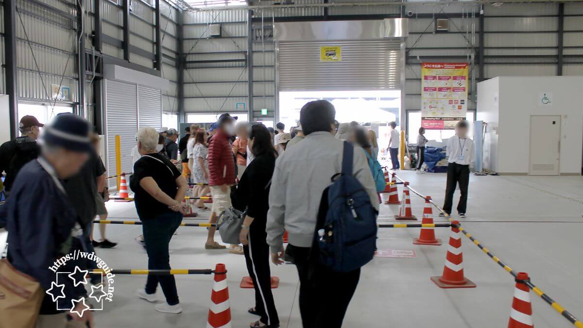 広島港五日市ふ頭でバスを待つ列