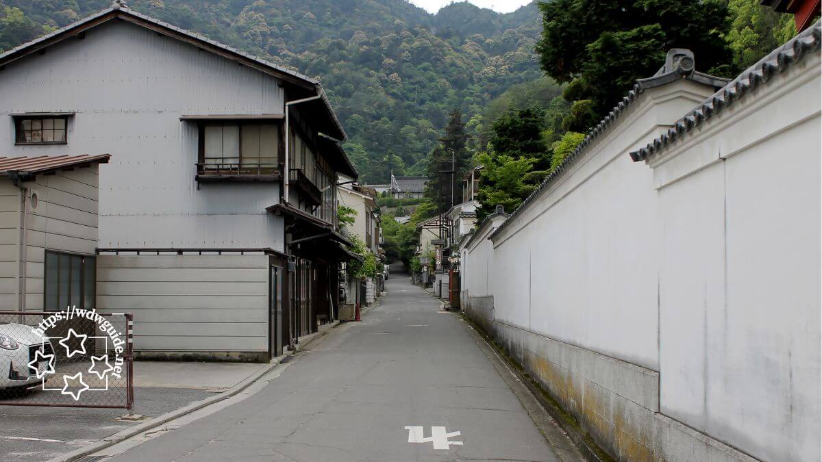 厳島神社西廻廊出口そばの路地