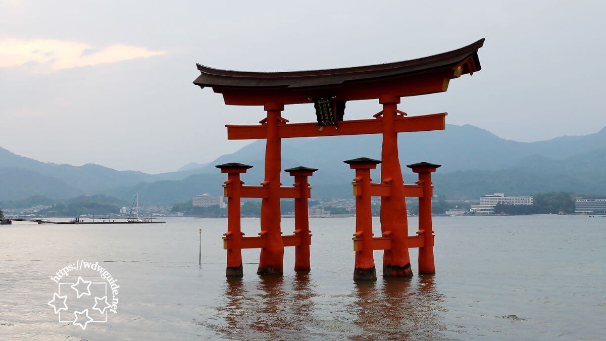 海に浮かぶ厳島神社の大鳥居