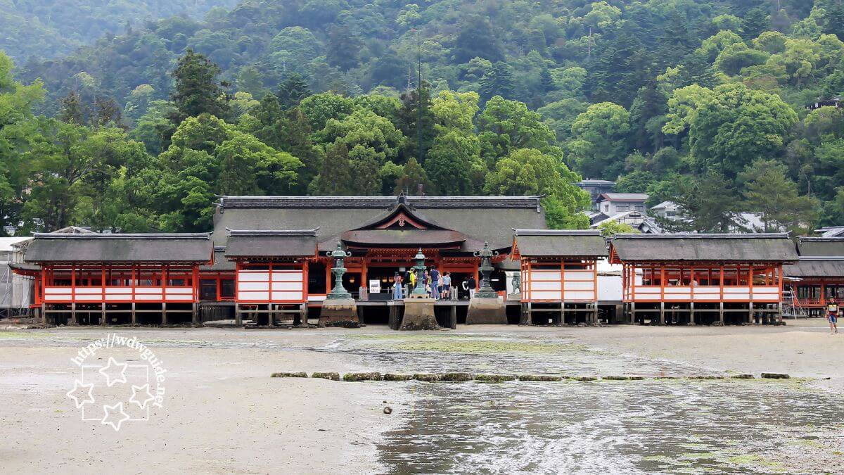 海から見た宮島・厳島神社