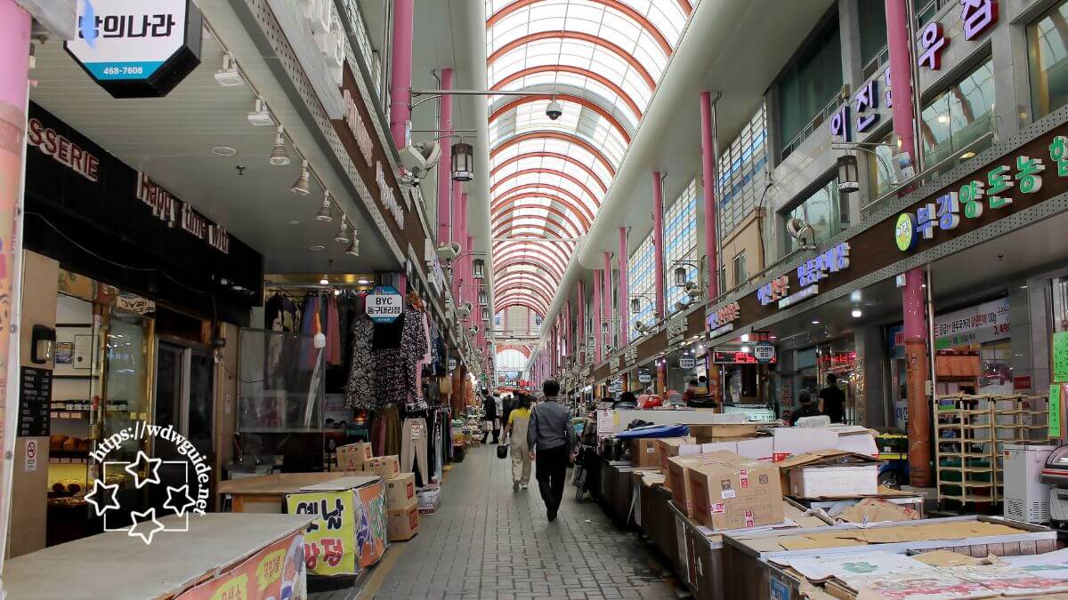 釜山にある草梁伝統市場の店舗