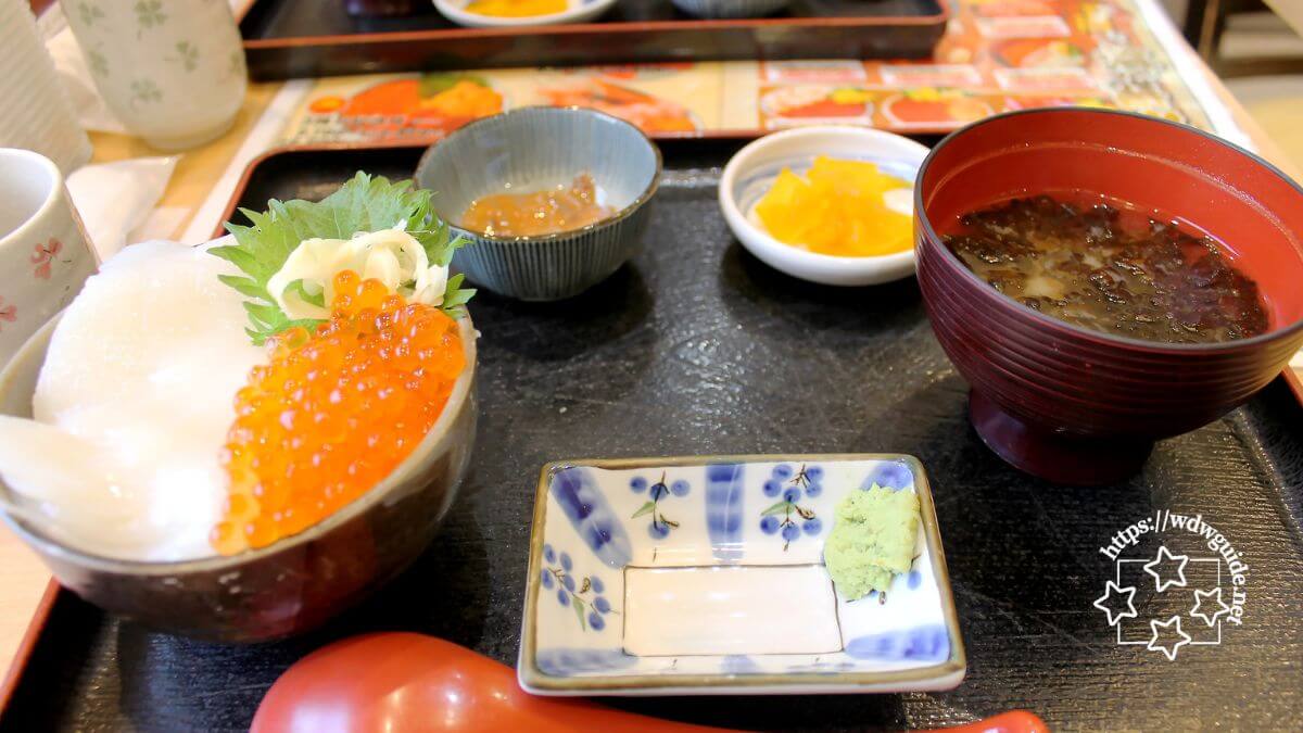 函館朝市のどんぶり横丁でたべたイカ刺しいくら丼