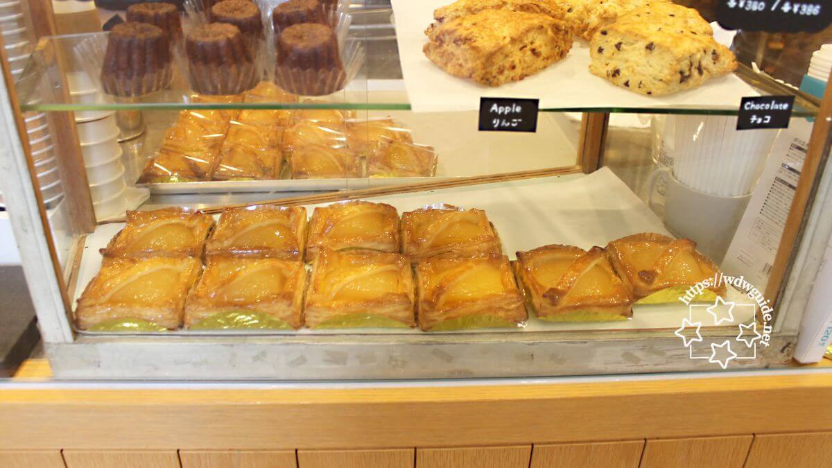 アップルパイが並ぶショーケース